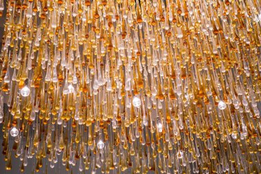 Doku. Farklı renklerde cam asılı avize.