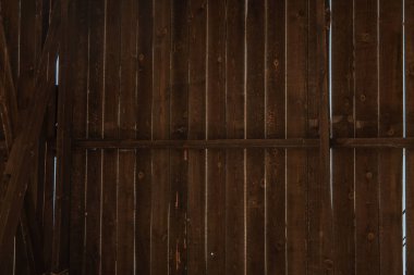 Gökyüzü adadaki bungalovun ahşap dokusundan görülebilir. Güneşli bir gün