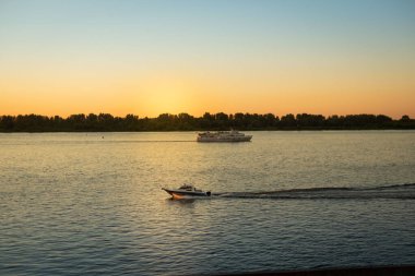Gün batımında nehir manzarası. Sıcak bir yaz akşamı. Haziran