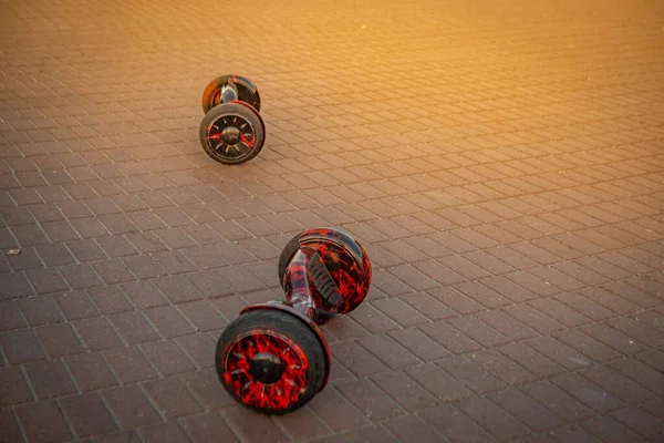 Dois Hoverboard Nas Pedras Paralelepípedos Dia Ensolarado Verão Aluguer Pranchas — Fotografia de Stock