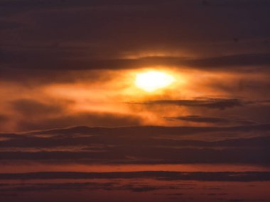 Gün batımında bulutlu güzel bir gökyüzü. Batan güneşin yumuşak ışığı. Yaz ılık günü