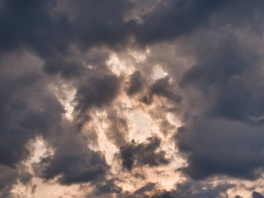 Gün batımında bulutlu güzel bir gökyüzü. Batan güneşin yumuşak ışığı. Yaz ılık günü