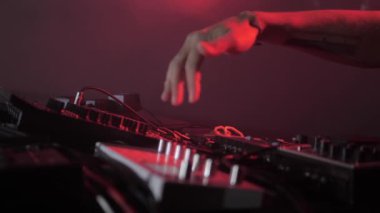 DJ partide bir set çalar. Müzik aletleri. Parti ışıklarından gelen ışık. Olay