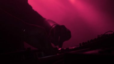 DJ partide bir set çalar. Müzik aletleri. Parti ışıklarından gelen ışık. Olay