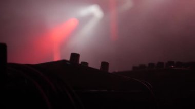 DJ partide bir set çalar. Müzik aletleri. Parti ışıklarından gelen ışık. Olay