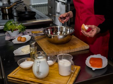 Krep yapma süreci. Mutfaktaki aşçı hamuru yapıyor..