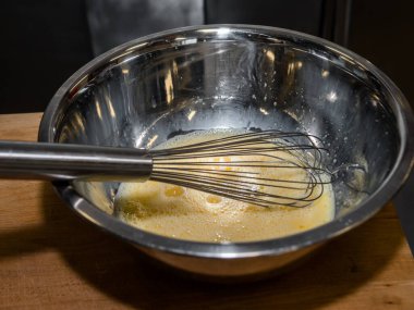 Krep yapma süreci. Mutfaktaki aşçı hamuru yapıyor..