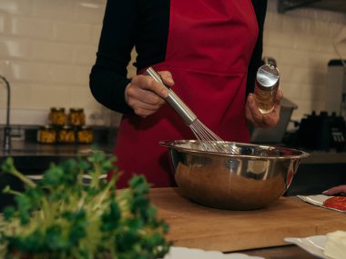 Krep yapma süreci. Mutfaktaki aşçı hamuru yapıyor..