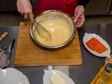 Krep yapma süreci. Mutfaktaki aşçı hamuru yapıyor..