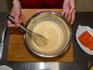 Krep yapma süreci. Mutfaktaki aşçı hamuru yapıyor..