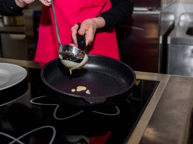 Krep yapma süreci. Mutfaktaki aşçı hamuru yapıyor..