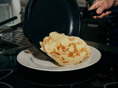 Krep yapma süreci. Mutfaktaki aşçı hamuru yapıyor..