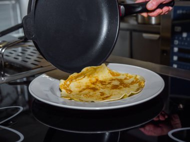 Krep yapma süreci. Mutfaktaki aşçı hamuru yapıyor..