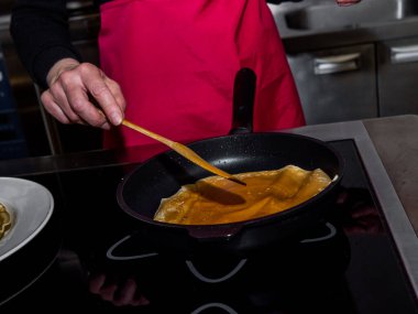 Krep yapma süreci. Mutfaktaki aşçı hamuru yapıyor..