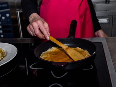 Krep yapma süreci. Mutfaktaki aşçı hamuru yapıyor..