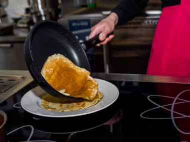 Krep yapma süreci. Mutfaktaki aşçı hamuru yapıyor..