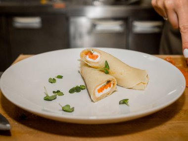 Masanın üzerinde çeşitli dolgular olan lezzetli krepler..