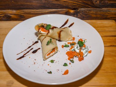 Masanın üzerinde çeşitli dolgular olan lezzetli krepler..