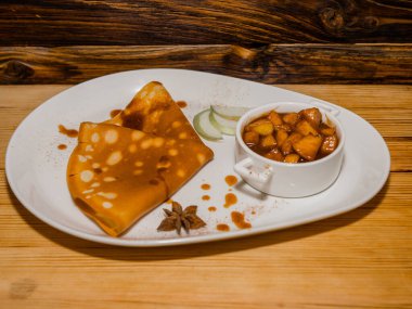 Masanın üzerinde çeşitli dolgular olan lezzetli krepler..