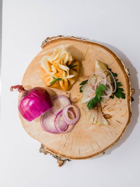 Masanın üzerinde çeşitli dolgular olan lezzetli krepler..