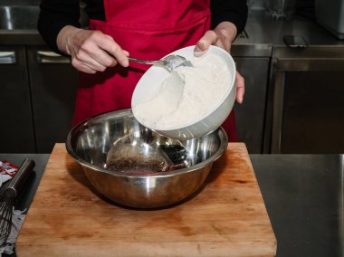 Krep yapma süreci. Hamuru mutfakta aşçı yapar. Kafe