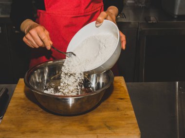 Krep yapma süreci. Hamuru mutfakta aşçı yapar. Kafe