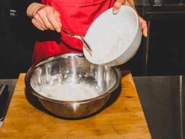 Krep yapma süreci. Hamuru mutfakta aşçı yapar. Kafe