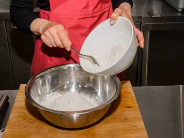 Krep yapma süreci. Hamuru mutfakta aşçı yapar. Kafe