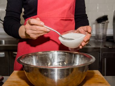 Krep yapma süreci. Hamuru mutfakta aşçı yapar. Kafe
