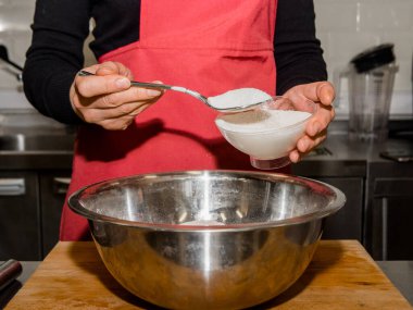 Krep yapma süreci. Hamuru mutfakta aşçı yapar. Kafe