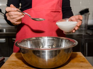 Krep yapma süreci. Hamuru mutfakta aşçı yapar. Kafe