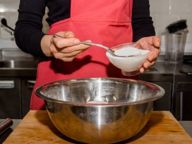 Krep yapma süreci. Hamuru mutfakta aşçı yapar. Kafe