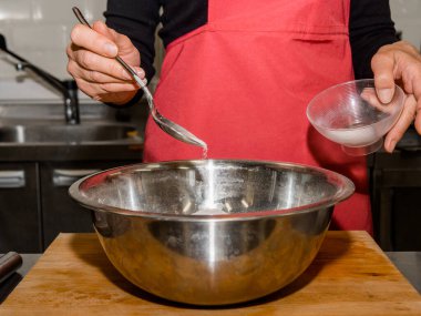 Krep yapma süreci. Hamuru mutfakta aşçı yapar. Kafe