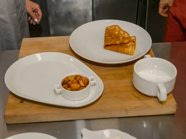 Läckra Varma Pannkakor Med Olika Fyllningar Bordet — Stockfoto