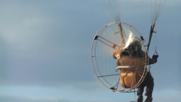 Man Flyger Paraglider Med Motor Staden Vid Solnedgången Kväll — Stockvideo