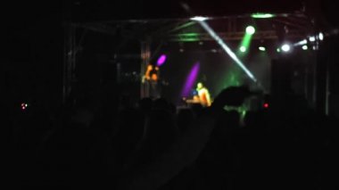Bir müzik festivalinde dans eden bir kalabalık. Koridorda bir parti var.