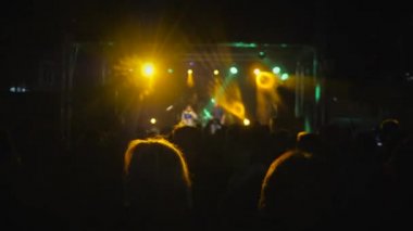 Bir müzik festivalinde dans eden bir kalabalık. Koridorda bir parti var.