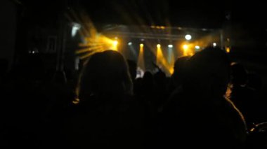 Bir müzik festivalinde dans eden bir kalabalık. Koridorda bir parti var.