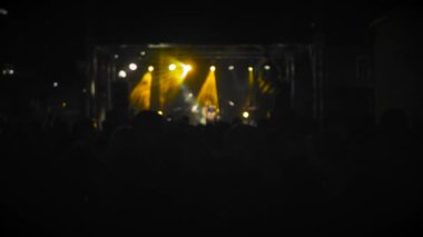 Bir müzik festivalinde dans eden bir kalabalık. Koridorda bir parti var.