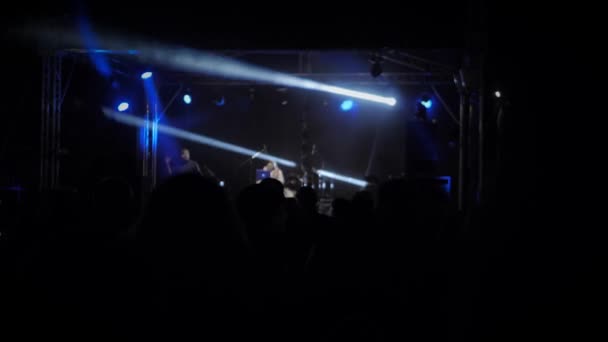 Толпа Людей Танцует Музыкальном Фестивале Вечеринка Холле — стоковое видео