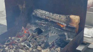 Sıcak kömürlü bir barbeküde dışarıda barbekü yapmak. Gün