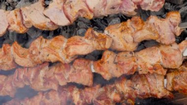 Sıcak kömürlü bir barbeküde dışarıda barbekü yapmak. Gün