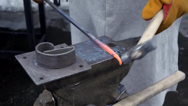 Ein Schmied Bei Der Arbeit Schmiedet Heißes Metall Metallwerkstatt — Stockvideo