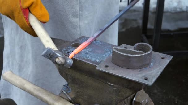 Fabbro Lavoro Forgia Metallo Bollente Laboratorio Metallo — Video Stock