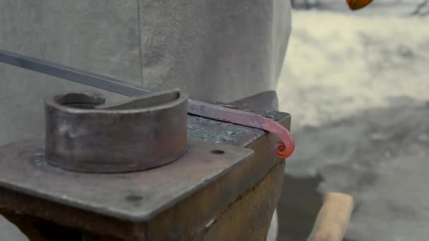 Ein Schmied Bei Der Arbeit Schmiedet Heißes Metall Metallwerkstatt — Stockvideo