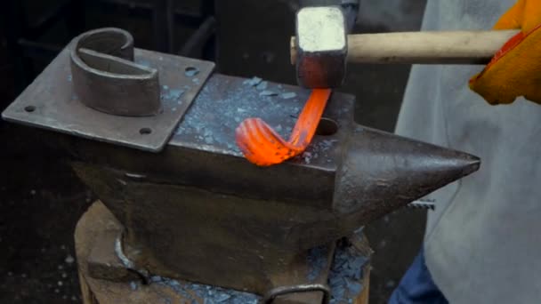 Kowal Pracy Kuje Gorący Metal Warsztaty Metalowe — Wideo stockowe
