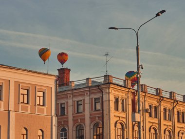 Balonlar şehrin üzerinde uçar. Sıcak bir yaz akşamı. Balon Festivali. İyi akşamlar.