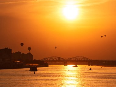 Balonlar şehrin üzerinde uçar. Sıcak bir yaz akşamı. Balon Festivali. İyi akşamlar.