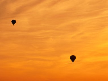 Balonlar şehrin üzerinde uçar. Sıcak bir yaz akşamı. Balon Festivali. İyi akşamlar.