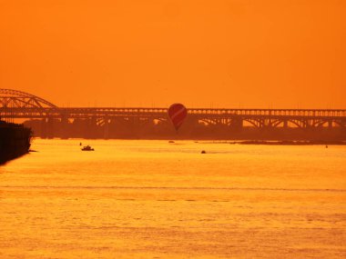 Balonlar şehrin üzerinde uçar. Sıcak bir yaz akşamı. Balon Festivali. İyi akşamlar.